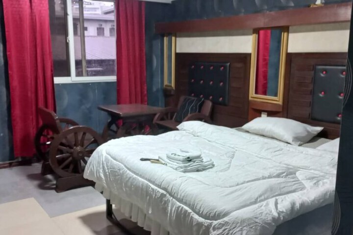 Room 6 of 13