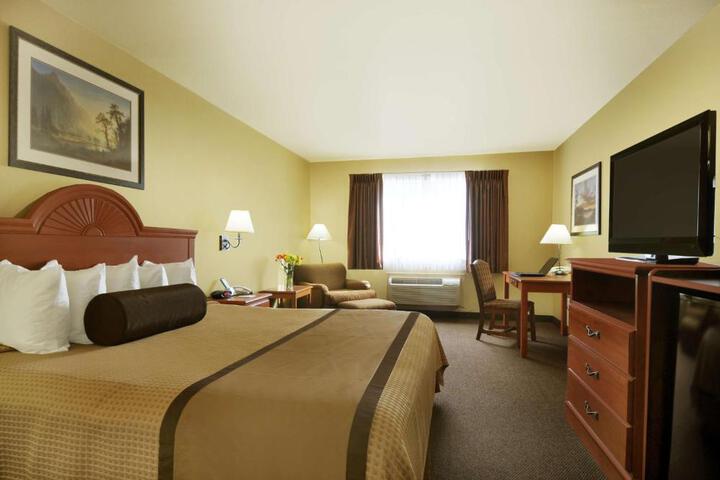 1 King Bed High Speed Internet Accessible Microwave and Refrigerator, Coffee Maker Full Breakfast (11 of 11)