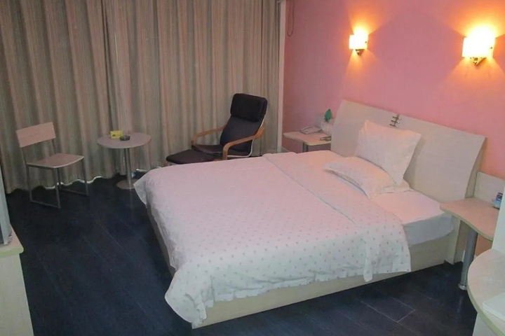 Room 4 of 9