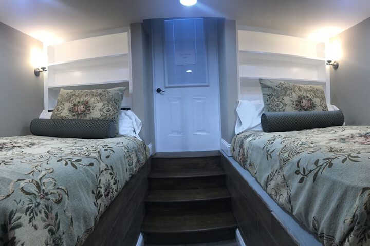 Room 2 of 100