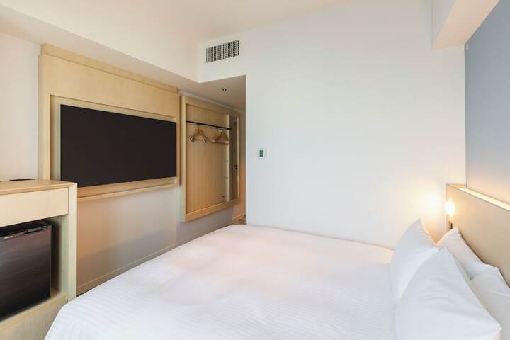 Room 6 of 53