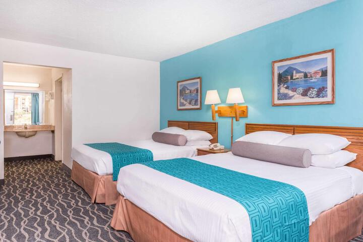 2 Double Beds (6 of 8)