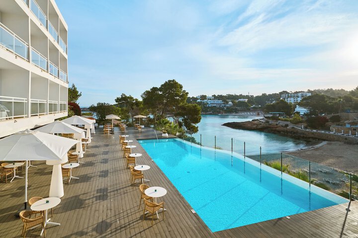 Hotel with Pool
