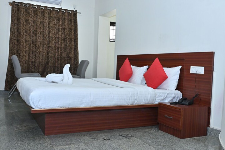 Room 5 of 8