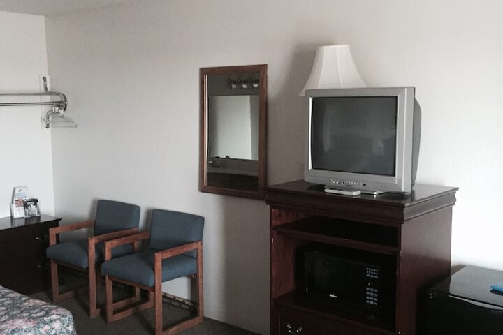 Room 5 of 8