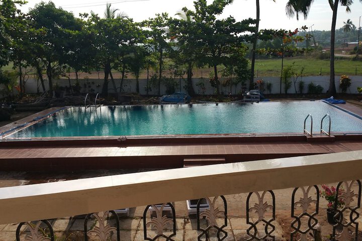 Hotel with Pool
