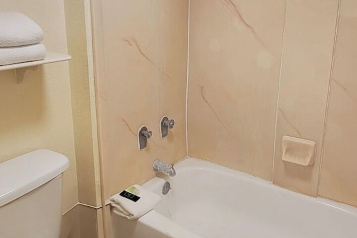 Room 6 of 10