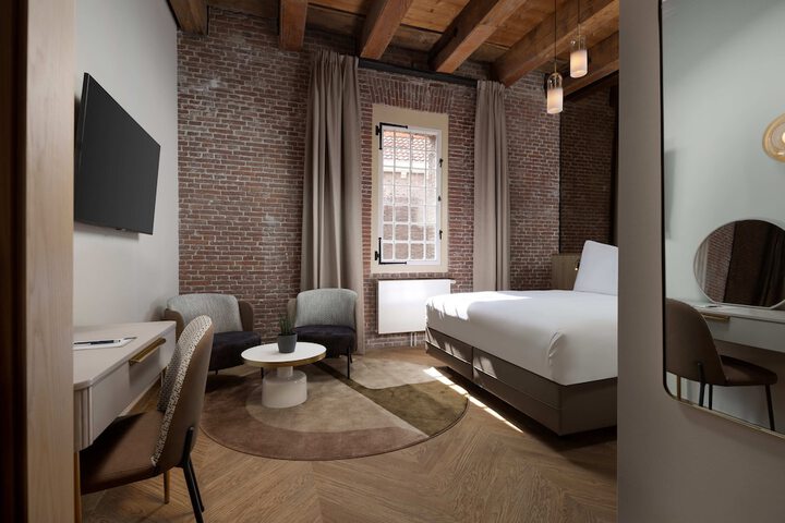 Room 6 of 30