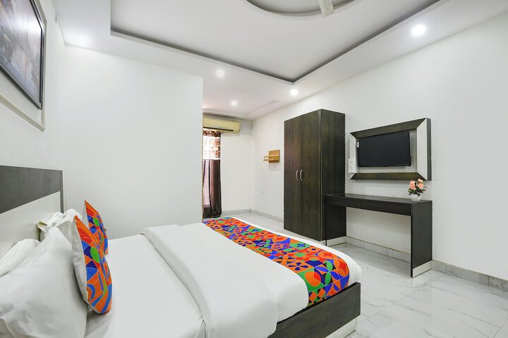 Room 11 of 32