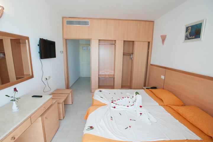 Room 6 of 44