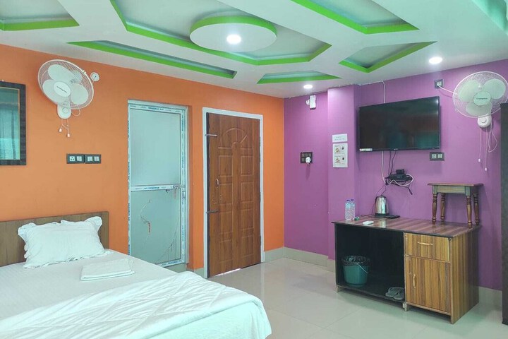 Room 5 of 18