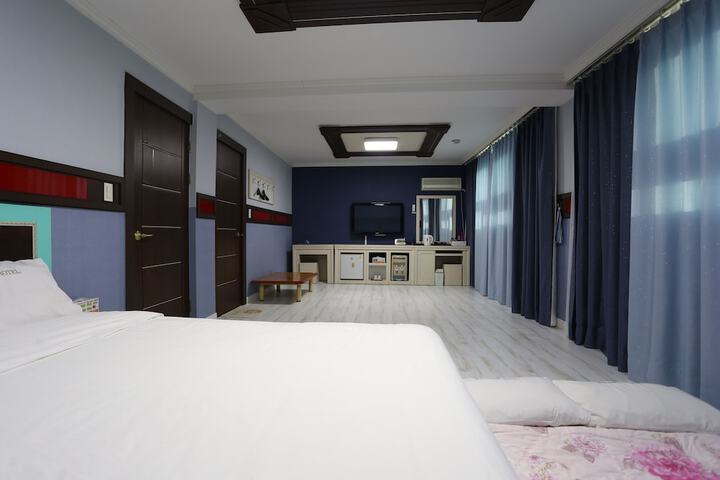 Room 12 of 32