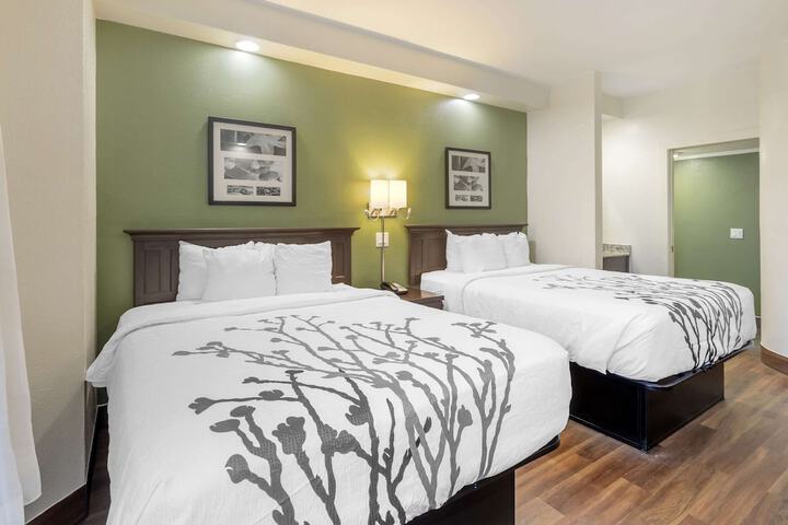 2 Queen Beds (5 of 15)