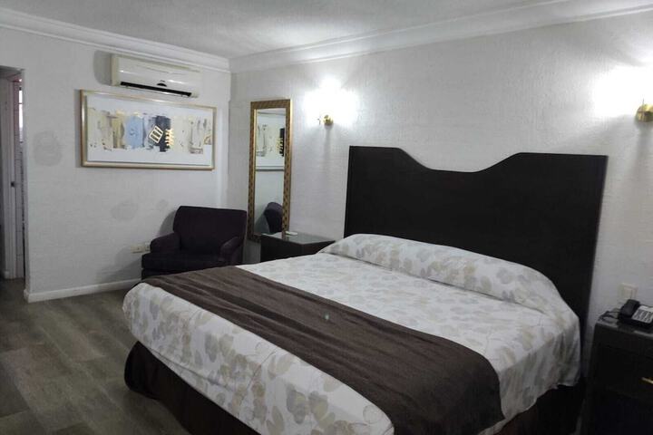 Room 6 of 28