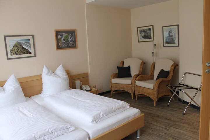 Room 3 of 37