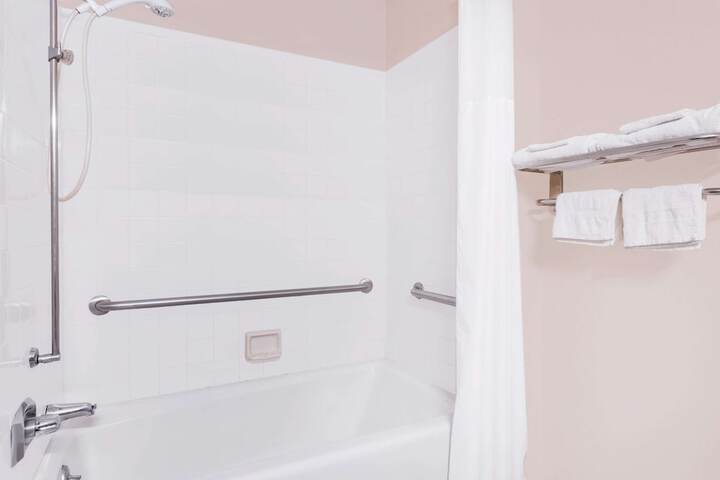 1 Queen Bed (7 of 20)