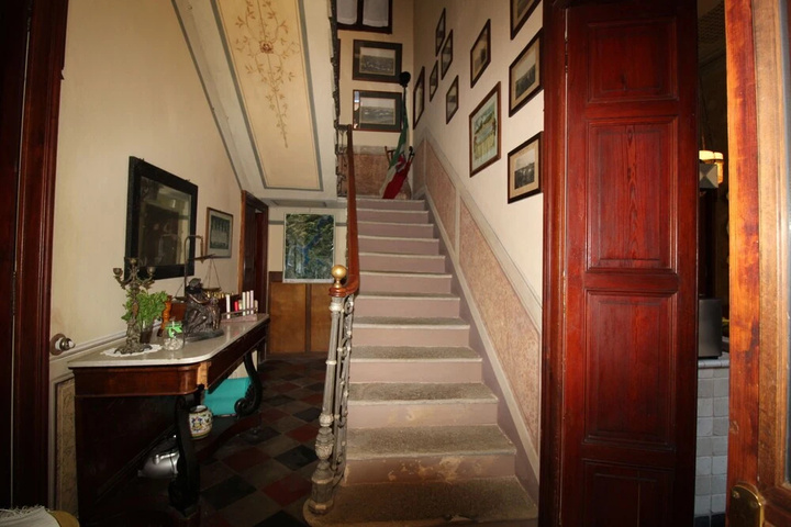 Room 10 of 17