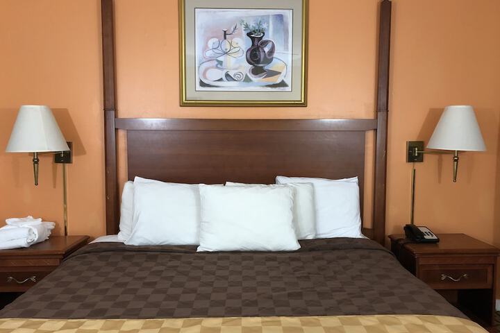 Deluxe King Room 1 King Bed (9 of 11)