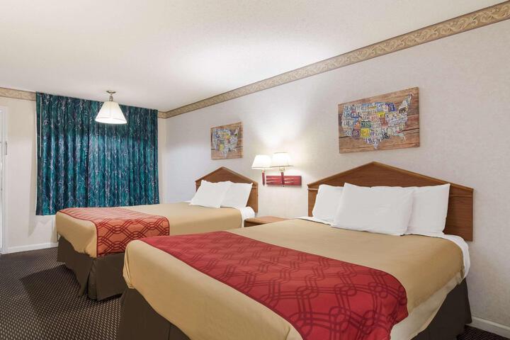1 Queen Bed (8 of 11)