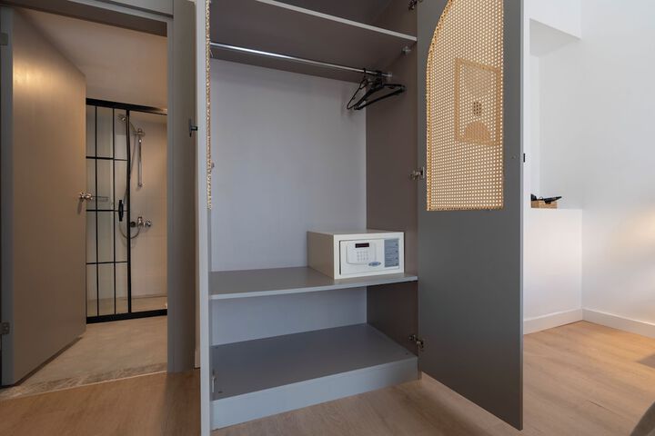 Room 8 of 130