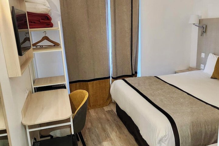 Room 26 of 76