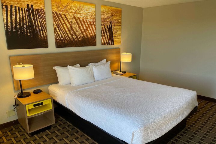 1 Queen Bed (5 of 16)
