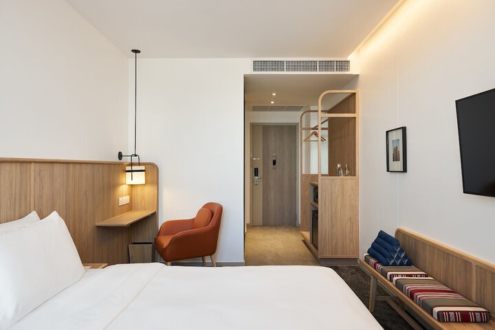 Room 4 of 51