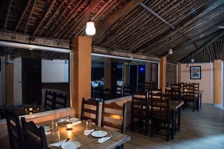 Dining 8 of 19