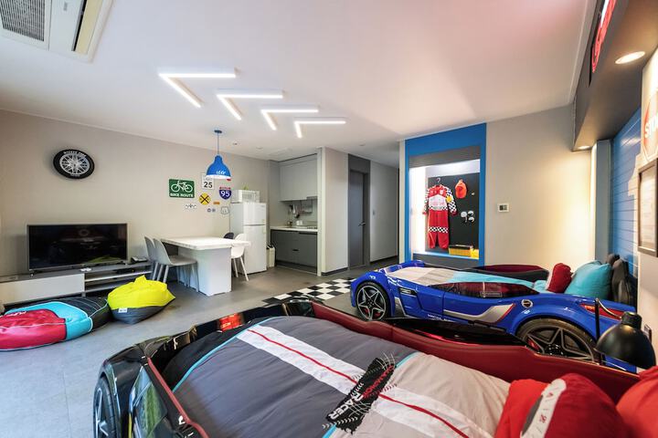 Room 9 of 100