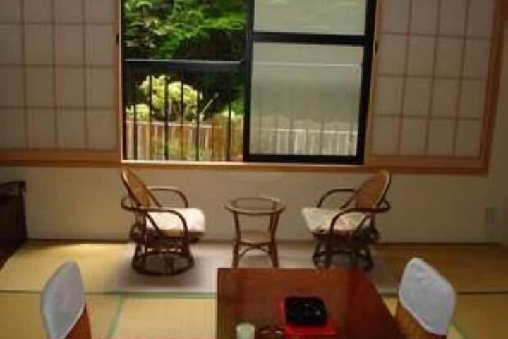 Room 4 of 27