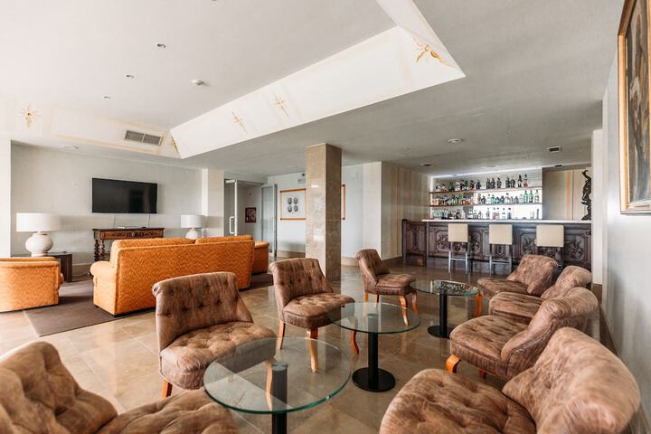 Lounge 71 of 103