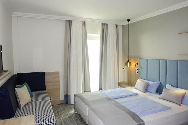 Room 4 of 104