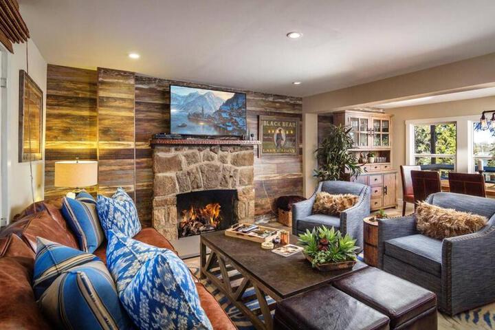 Historic Lakeview Cabin Beautiful View, 2 Level, 1400 sqft, Dogs, Walk to Village in Lake Arrowhead, CA