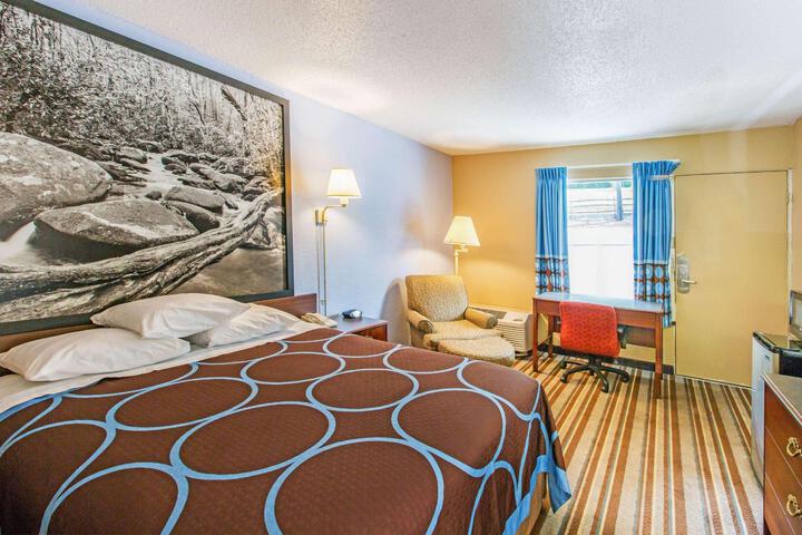 1 Queen Bed Accessible Room (4 of 6)