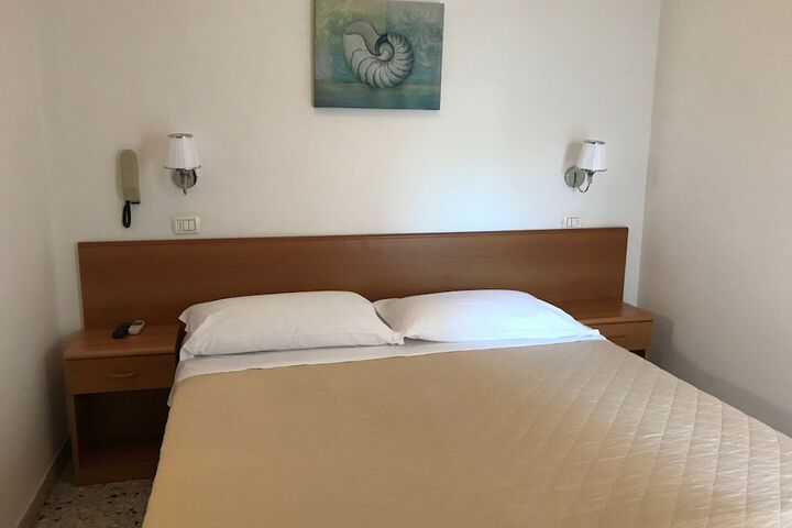 Room 6 of 18
