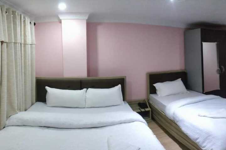 Room 7 of 12