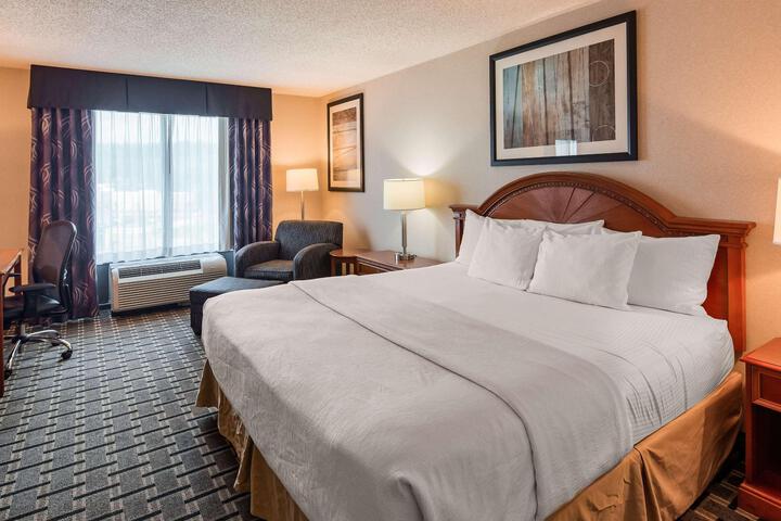 1 King Accessible Comm Assist Roll in Shower Microwave, Refrigerator WiFi Full Breakfast (4 of 16)
