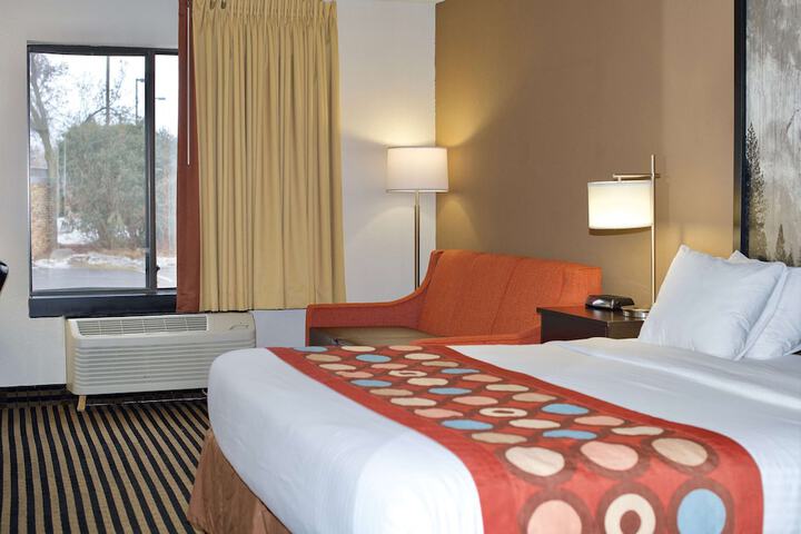 1 King Bed (4 of 10)