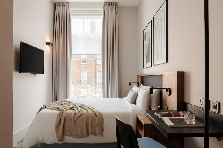 Room 4 of 12