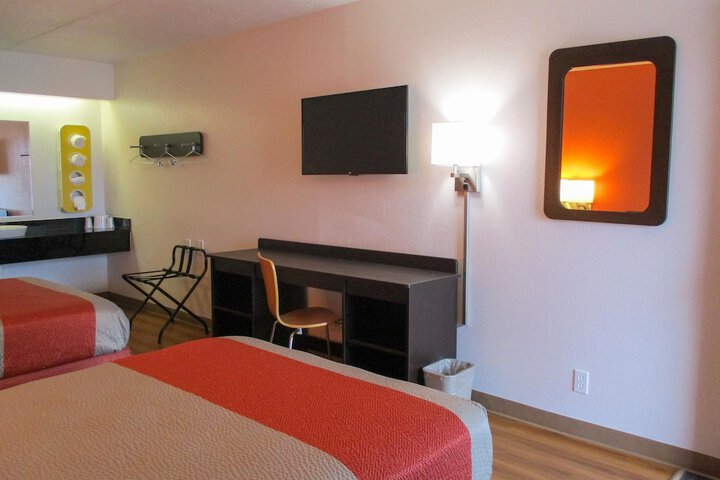 2 Double Beds (8 of 16)