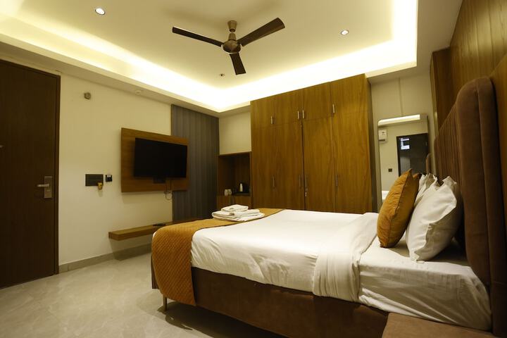 Room 5 of 11
