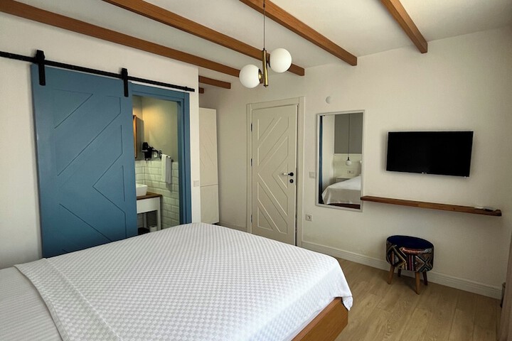 Room 11 of 37