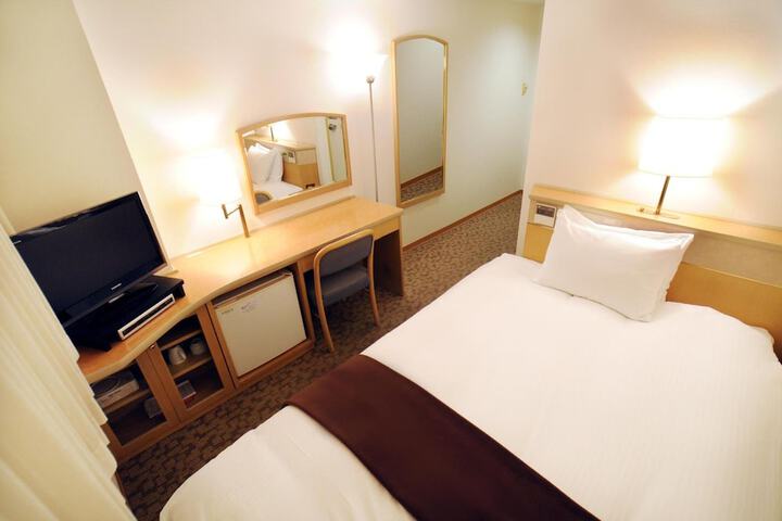 Room 12 of 33
