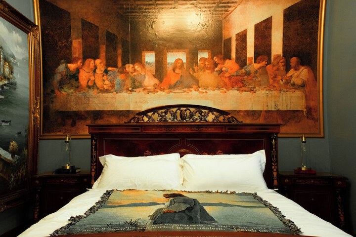 Room 7 of 76
