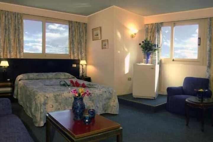 Room 10 of 16