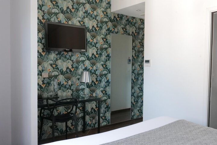 Room 33 of 62