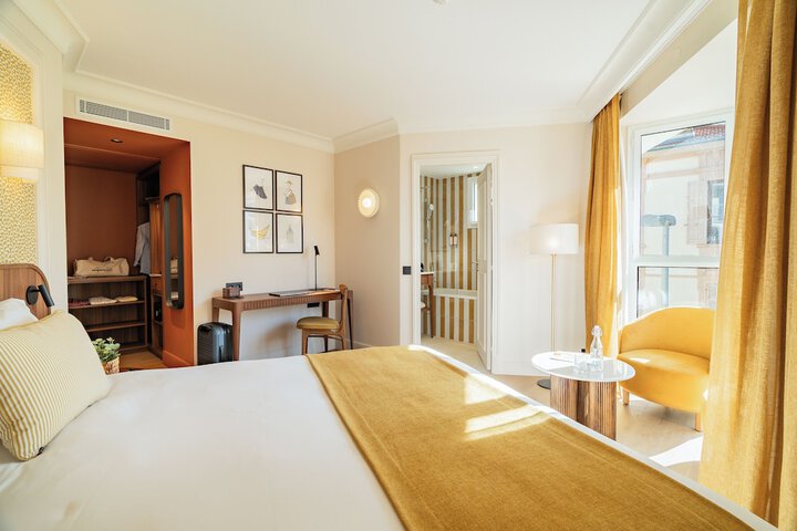 Room 32 of 90