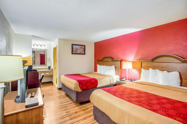 2 Queen Beds (5 of 6)