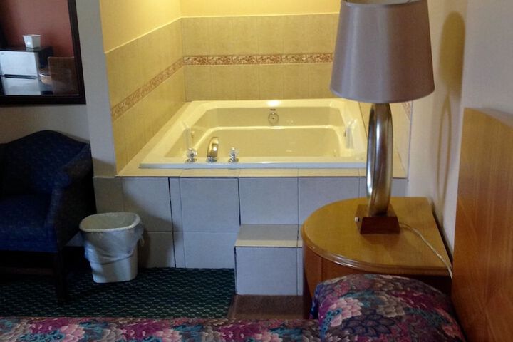 Economy Room 2 Queen Beds (6 of 6)