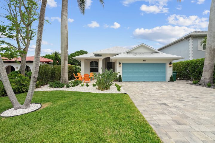 Sardinia Vacation Rental: Delightful Coastal Home near Vanderbilt Beach. Relax in a Private Pool and Spacious 4-BR Retreat with Modern Amenities. Ideal for Families. Minutes from Mercato and Local Attractions